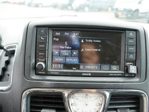 Used 2015 Chrysler Town & Country Touring w/ Driver Convenience Group FWD image 6