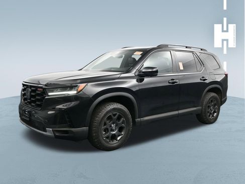Used 2025 Honda Pilot TrailSport image 3