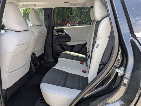 New 2025 Mitsubishi Outlander SE image 14