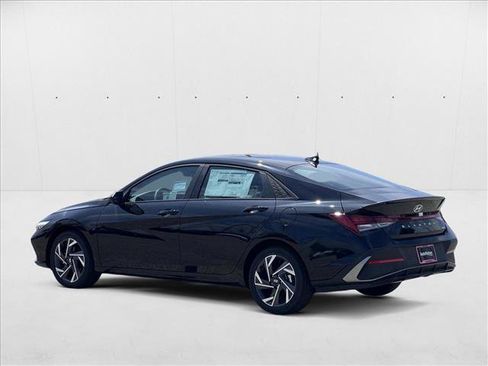 New 2025 Hyundai Elantra SEL image 8