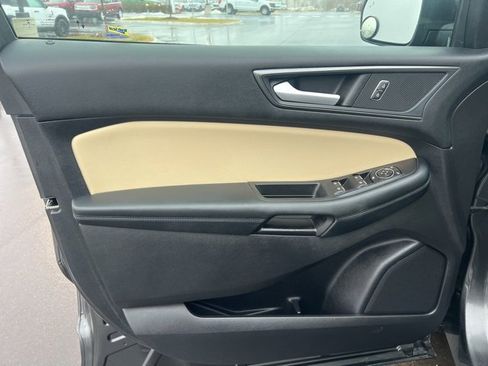 Used 2020 Ford Edge SE image 19