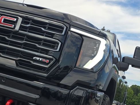 Used 2025 GMC Sierra 2500 AT4 AWD/4WD image 9
