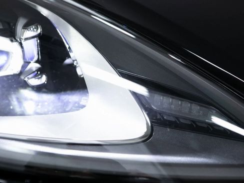 Certified 2022 Porsche Cayenne Platinum Edition image 29