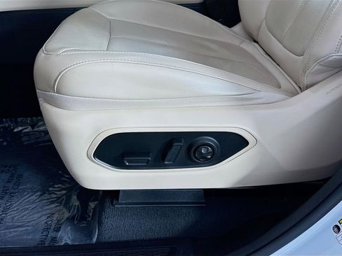 Used 2022 Jeep Grand Cherokee L Limited w/ Luxury Tech Group II image 22