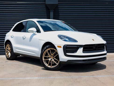 Certified 2025 Porsche Macan image 13