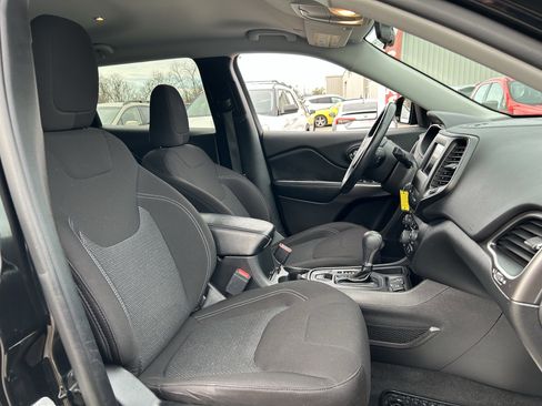 Used 2020 Jeep Cherokee Latitude w/ Cold Weather Group image 24