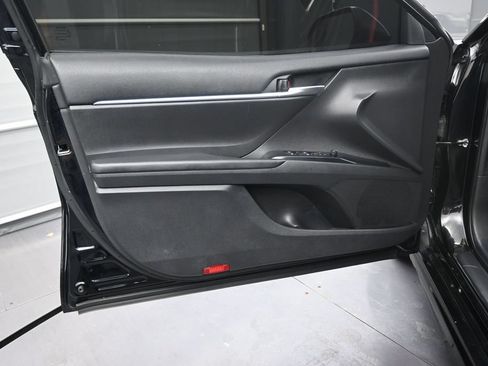 Used 2020 Toyota Camry SE FWD image 11