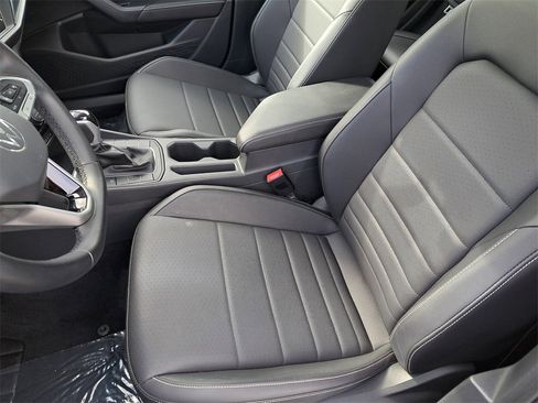 Used 2023 Volkswagen Jetta SE w/ Panoramic Sunroof Package image 18