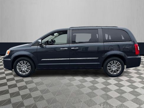 Used 2013 Chrysler Town & Country Touring-L w/ Driver Convenience Group image 3