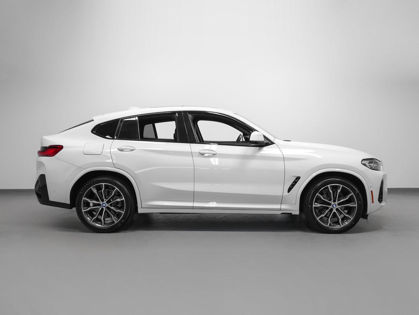 Used 2023 BMW X4 xDrive30i w/ M Sport Package AWD/4WD image 13