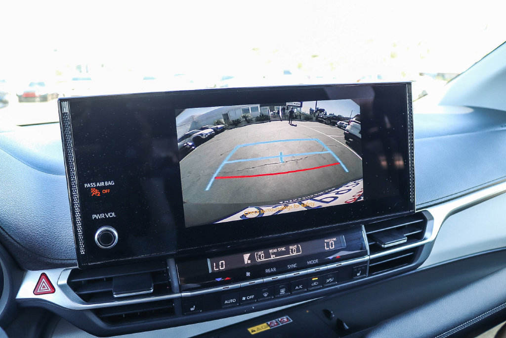 Used 2025 Toyota Sienna XLE FWD image 24