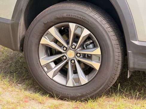 Used 2025 Chevrolet Equinox LT w/ Convenience Package II FWD image 9