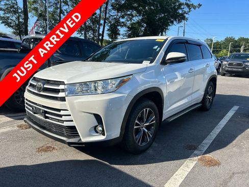 Used 2017 Toyota Highlander Plus AWD/4WD image 1