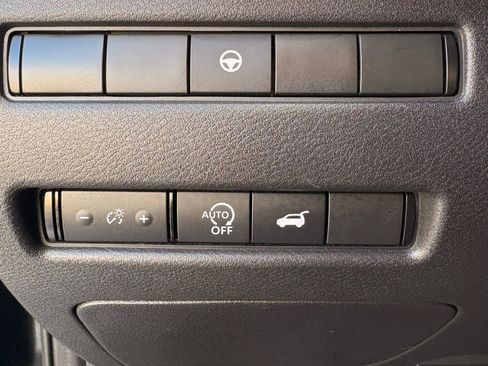 Used 2024 Nissan Rogue SV image 10