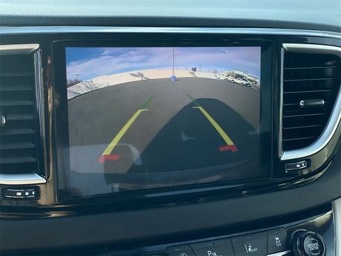 Used 2023 Chrysler Pacifica Touring-L image 18