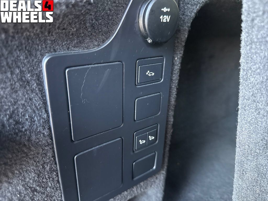 Used 2017 Land Rover Discovery HSE AWD/4WD image 32