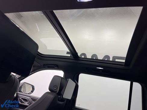 Used 2023 GMC Yukon XL SLT w/ SLT Premium Package image 11