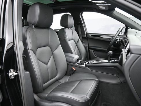 Certified 2022 Porsche Macan image 30