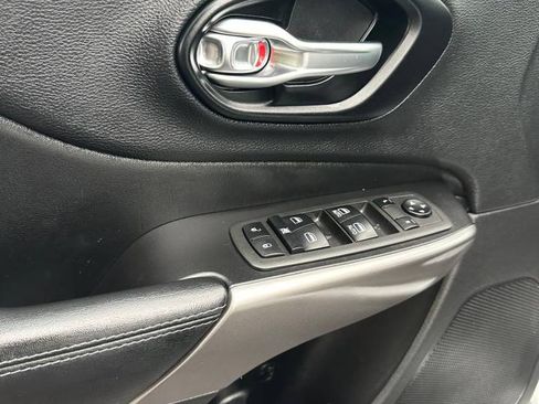 Used 2021 Jeep Cherokee Latitude Plus FWD image 23