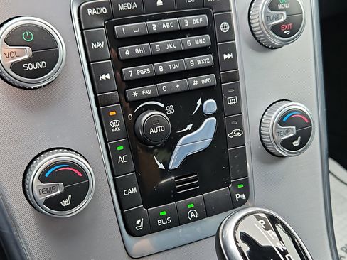 Used 2017 Volvo XC60 T6 Dynamic w/ Preferred Option Package image 21