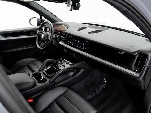 Used 2024 Porsche Cayenne image 21