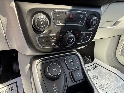 Used 2020 Jeep Compass Latitude AWD/4WD image 37