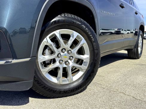 Used 2020 Chevrolet Traverse LT image 2