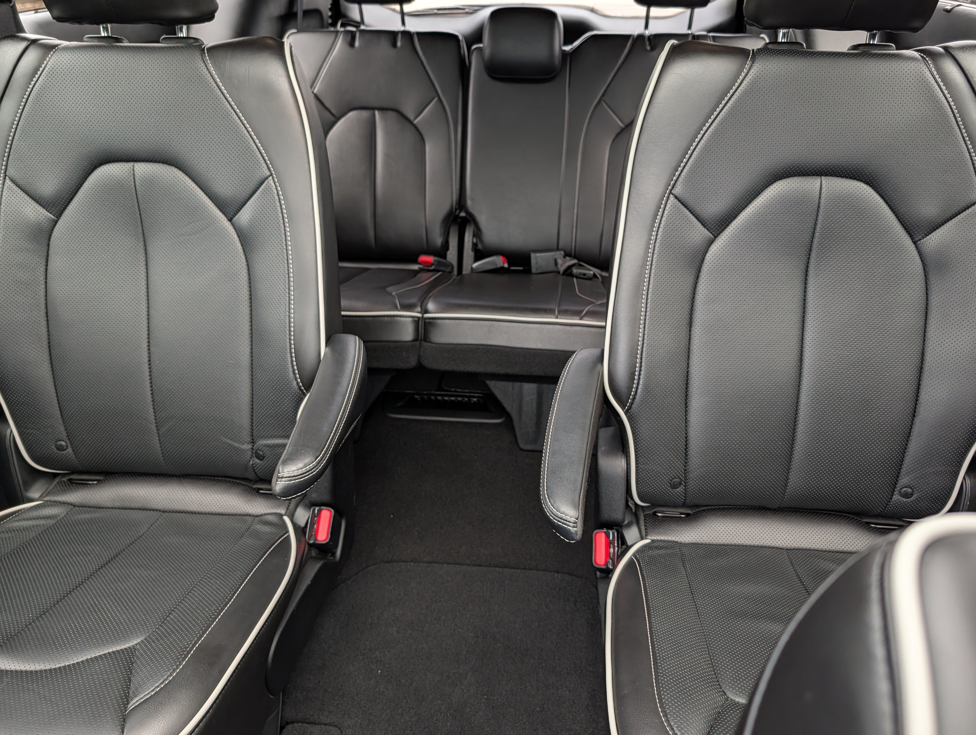 Used 2025 Chrysler Pacifica Limited FWD image 13