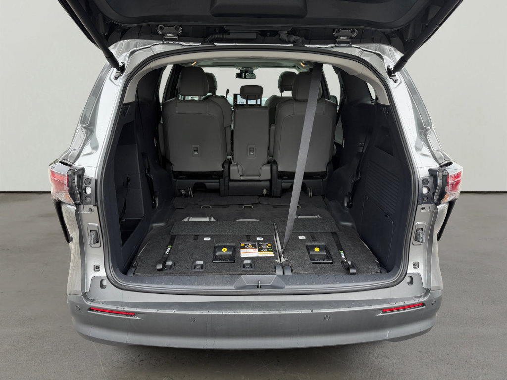 Used 2026 Toyota Sienna XLE FWD image 14