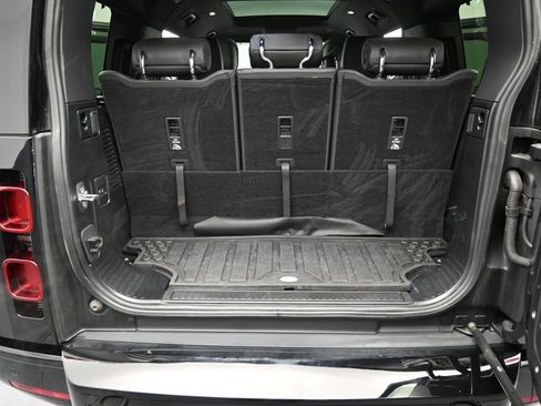 Used 2023 Land Rover Defender 130 X-Dynamic SE image 30