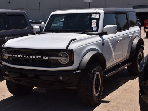 Certified 2024 Ford Bronco Outer Banks w/ Sasquatch Package AWD/4WD image 2