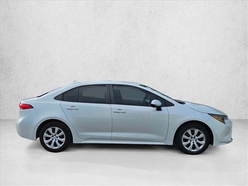 Used 2022 Toyota Corolla LE FWD image 3