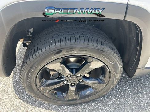 Used 2025 Jeep Grand Cherokee Limited w/ Black Appearance Package image 8