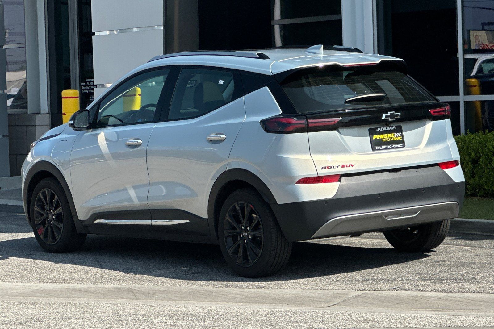 Used 2023 Chevrolet Bolt EUV Premier w/ Sun & Sound Package FWD image 6