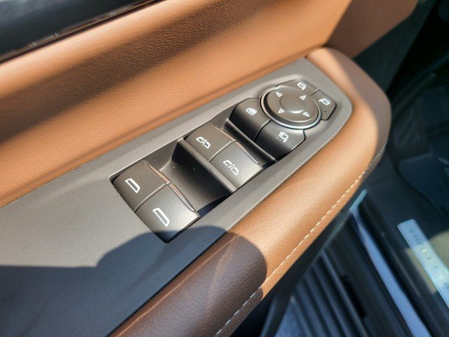 Used 2025 Chevrolet Suburban High Country AWD/4WD image 32