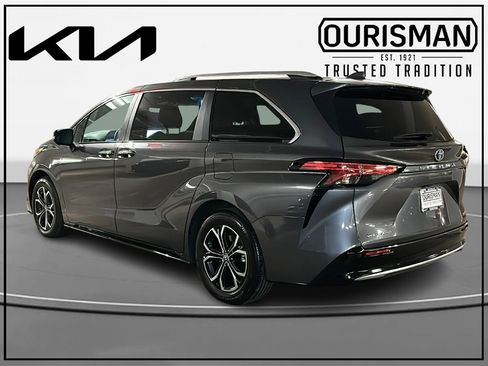 Used 2025 Toyota Sienna Platinum image 3