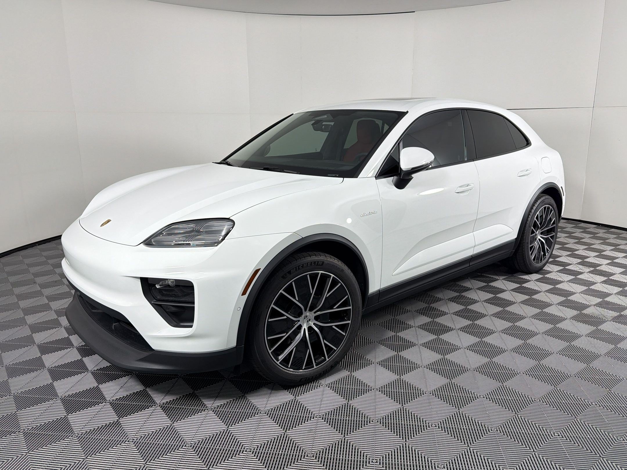Used 2026 Porsche Macan Electric RWD image 1