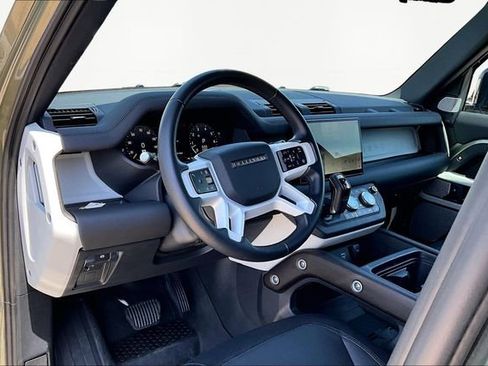 Used 2024 Land Rover Defender 130 X-Dynamic SE image 13
