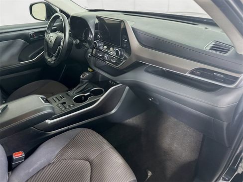 Used 2024 Toyota Highlander LE image 30