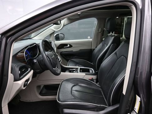 Used 2023 Chrysler Pacifica Limited image 22