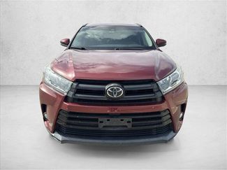 Used 2017 Toyota Highlander SE FWD video 2