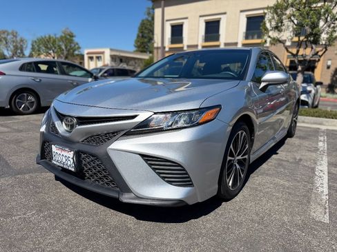 Used 2018 Toyota Camry SE FWD image 1