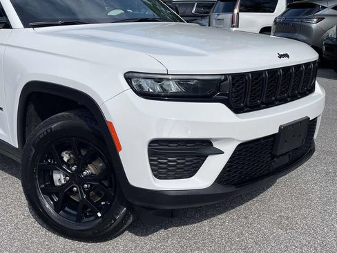 Used 2025 Jeep Grand Cherokee Altitude AWD/4WD image 9