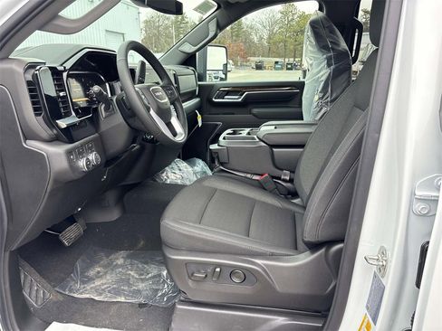 New 2026 GMC Sierra 2500 SLE w/ SLE Value Package; image 7