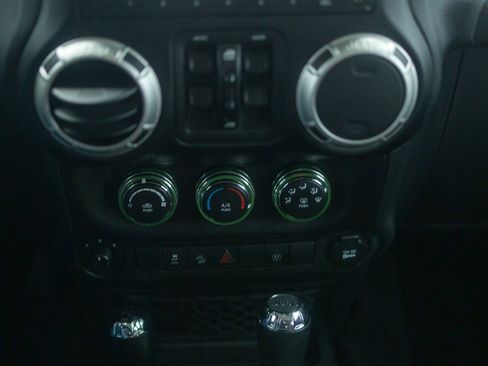 Used 2017 Jeep Wrangler Unlimited Sahara w/ Connectivity Group image 5