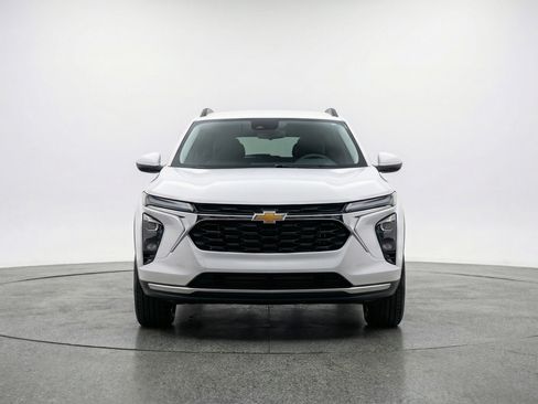 Used 2025 Chevrolet Trax LT image 2