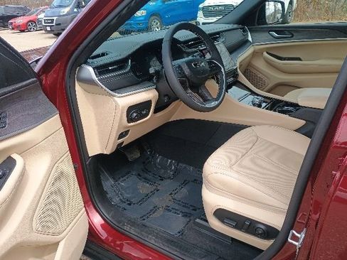 Used 2023 Jeep Grand Cherokee L Limited w/ Luxury Tech Group II AWD/4WD image 25