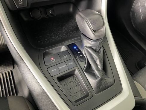 Used 2021 Toyota RAV4 XLE w/ Convenience Package FWD image 9