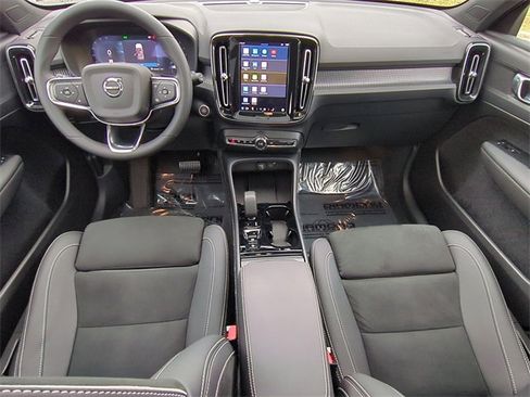 Used 2025 Volvo XC40 B5 Plus image 18