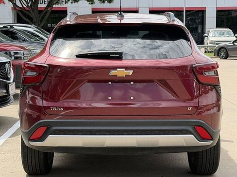 Used 2025 Chevrolet Trax LT FWD image 5